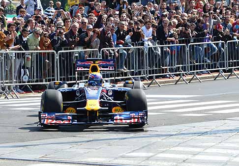 Red Bull - Spettacolare esibizione con la potenza dei motori di F1 con Mark Webber width=