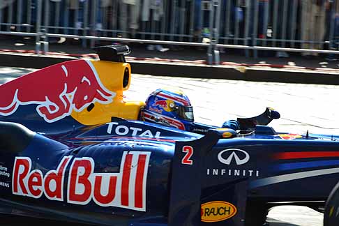Red Bull - Primo piano di Mark Webber sulla Monoposto Reb Bull di F1 width=