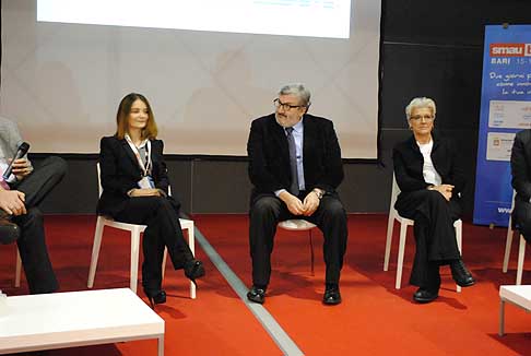 Smart City - Smau Bari da sinistra Cristina Farioli - Direttore Sviluppo e Innovazione di IBM Italia Spa il Sindaco di Bari Michele Emiliano e Anna Brogi - Responsabile Enel Distribuzione a Smart City width=