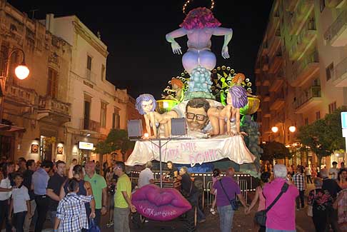 carro La citta delle donne - La citta delle donne di Federico Fellini al Carnevale estivo di Putignano 2013 width=