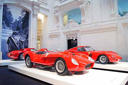 Ferrari - Vetture Ferrari 250 GTO del 1962 auto storiche classiche e la Ferrari 250 TestaRossa della collezione by Ralph Lauren al Museo di Parigi width=