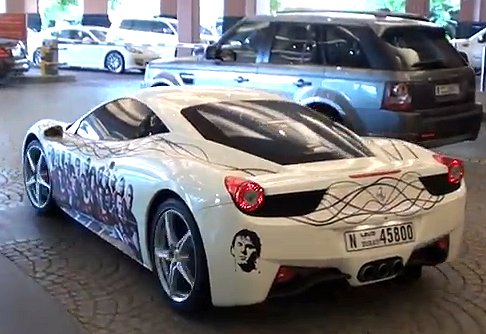 Ferrari - Ferrari 458 Italia con i volti dei calciatori del Barcellona Massi e Yavi width=