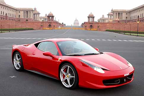 Ferrari - Ferrari 458 Italia di fronte alla President´s House a New Delhi width=