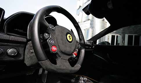 Ferrari - Ferrari 458 Black Carbon Edition volante e interni width=