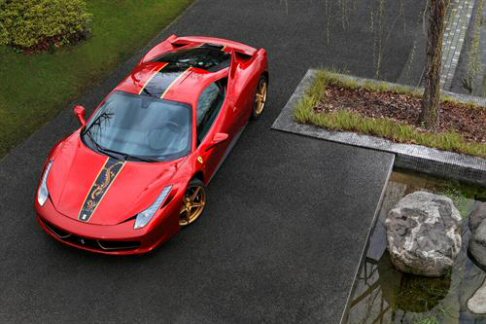 Ferrari - L’ispirazione per la livrea dell’inedita Ferrari 458 Italia, deriva dal motivo del longma, il cui significato nell’antico idioma cinese è “il vigore e lo spirito del leggendario dragone-cavallo”. width=