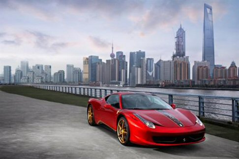 Ferrari - Il particolare più rappresentativo di questa special edition è sicuramente il dragone dorato che spicca sul cofano.  width=