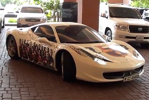 Ferrari - Una travagante supercar Ferrari 458 Italia che tifa Barcellona a Dubai width=