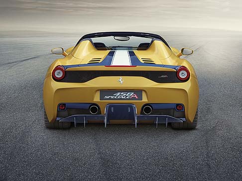 Ferrari - Sotto la pelle il cuore della vettura è rappresentato dal potentissimo motore V8 stradale aspirato in grado di erogare fino a 605 scalpitanti CV di potenza massima. width=