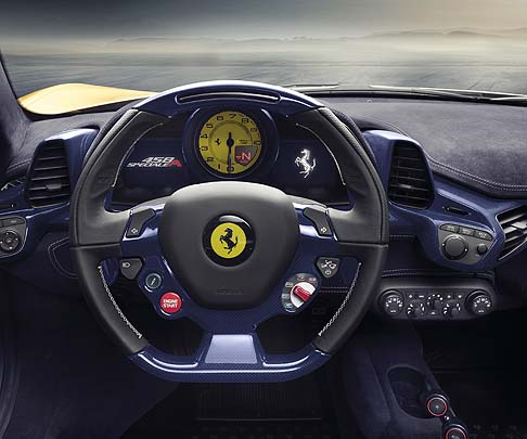Ferrari - Le finiture della plancia, i pannelli porta e il tunnel centrale sono realizzati in un esclusivo carbonio blu, utilizzato anche per le pedane, o dei sedili dal nuovo stile, in Alcantara© con cuciture in contrasto e tessuto tridimensionale. width=