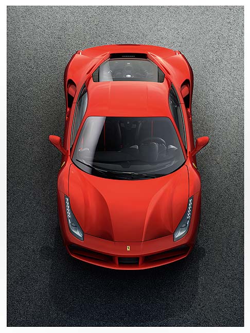 Ferrari - Disegnata dal Centro Stile Ferrari, la vettura presenta una fiancata scolpita. Spicca un’ampia presa d’aria modellata con un movimento a “colpo di frusta”.  width=