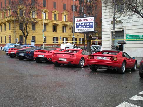 Telethon - Raduno Ferrari di frante alla Banca BNL di Roma width=