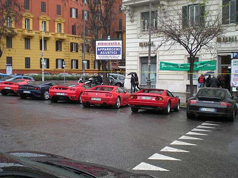 Telethon - Le Ferrari di Maranello di fronte alla Banca Nazionale del Lavoro a Roma a favore di Telethon width=
