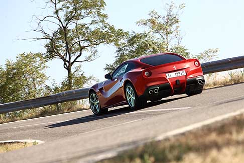 Ferrari - Ferrari F12 berlinetta con motore 12 cilindri inclinati a V di 65 gradi width=
