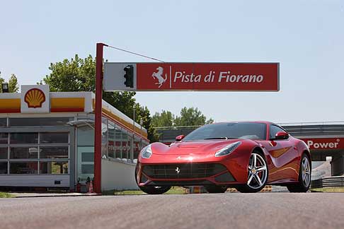 Ferrari - Supercar Ferrari F12 berlinetta sulla pista di Fiorano width=