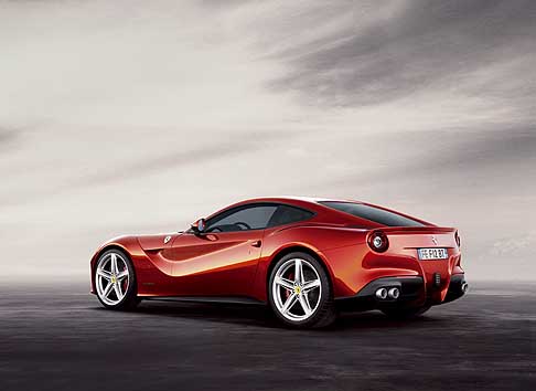 Ferrari - Ferrari F12 Berlinetta retro vettura. Le nuove sospensioni e cambio sono stati migliorati consentendo anche una riduzione del posteriore width=
