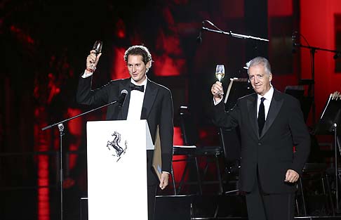 Ferrari - L’impostazione asimmetrica dell’abitacolo enfatizza il lato conducente con l’utilizzo della tinta rossa, inequivocabile dettaglio Ferrari, mentre il lato passeggero è in nero, ispirato alle storiche Ferrari da competizione.  width=