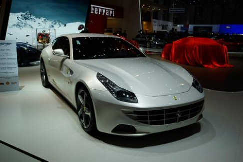 Ferrari - Completano il parterre del Cavallino il modello FF, nella livrea Bianco Italia, la 458 Spider in giallo tristrato e la 458 Italia sportiva con una livrea bicolore Rosso Corsa e Nero Daytona. width=