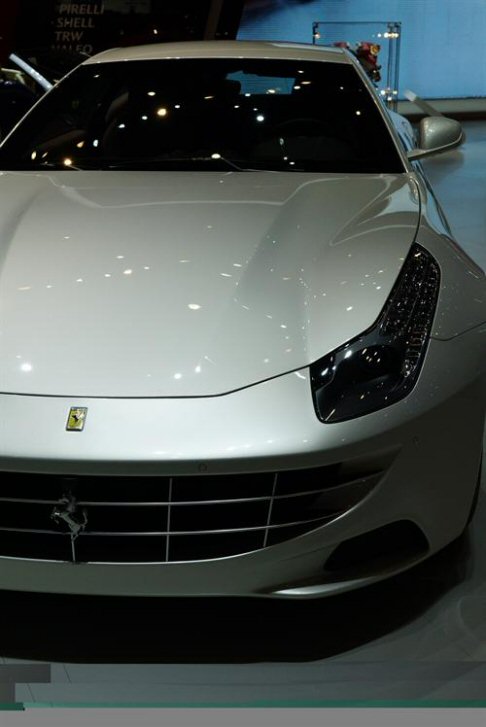 Ferrari - La Ferrari presenta inoltre un’area dedicata ai clienti che vogliono rendere ancora più unica la propria Ferrari grazie al programma Tailor Made. width=