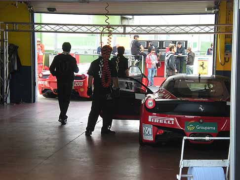 Ferrari Challenge - Ferrari in area paddock nella scuderia Rossocorsa al Ferrari Challenge di Vallelunga width=