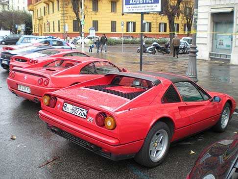 Telethon - Raduno Ferrari di fronte alla Banba BNL per Telethon width=