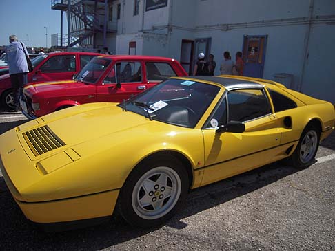 Ferrari - Non mancano le auto sportive come questa Ferrari dalla livrea di colore giallo width=