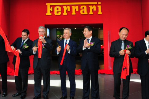 Ferrari - E’ un Cavallino che guarda sempre più all’emergente e produttivo mercato asiatico e lo dimostra la serie di eventi messi in campo dalla factory di Maranello, la cui strategia di marketing si affida all’appeal delle sue sportive, icone dell’automotive. width=