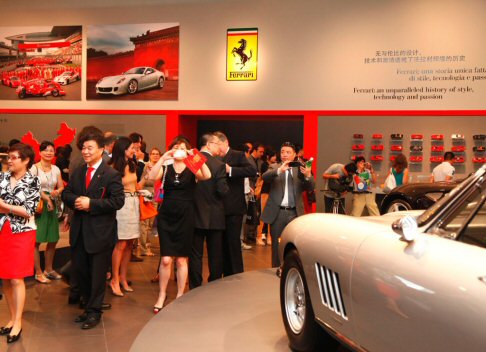 Ferrari - Al centro dello spazio espositivo sono presenti cinque modelli, scelti per il loro significato: la prima Ferrari entrata sul suolo cinese, una 348 TS; una 275 GTB4; una 365 GTB4 “Daytona”, la sport prototipo 750 Monza e una FF. width=