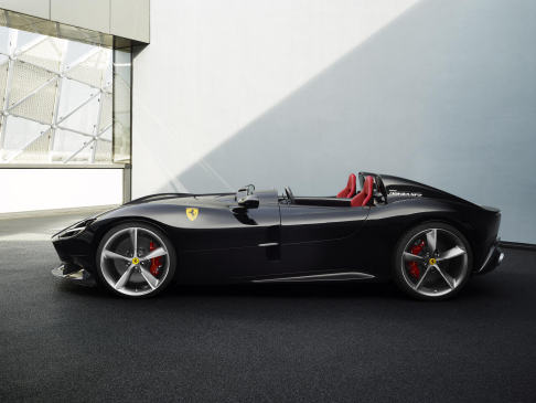 Ferrari - La scocca è stata costruita in fibra di carbonio, per rendere l’auto leggera e maneggevole