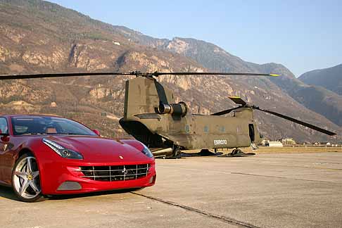 Ferrari - Ferrari FF alla base del 4° Reggimento Altair di Bolzano dell'aviazione dell'Esercito Italiano con il CH-47 Chinook del 1° Reggimento Antares di Viterbo width=