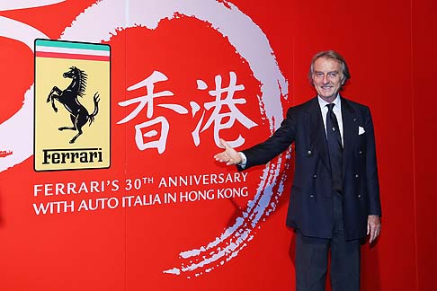 Ferrari - Le vetture sono state disposte per formare il caratteristico simbolo di Hong Kong, il fiore a cinque petali della Bauhinia Blakeana, per rendere omaggio alla fortunata relazione fra la Ferrari e la città . width=