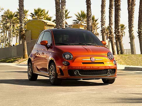 Fiat - Tra gli elementi estetici che caratterizzano la nuova versione della Fiat 500 , spiccano le finiture in nero per i fari e la fanaleria, i cerchi da 16 pollici e una tinta nero lucido per il tetto e lo spoiler posteriore. width=