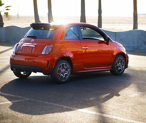 Fiat - Nella derivazione dalla 500 Turbo, invece, la versione Cattiva dispone dell’unità MultiAir sovralimentato da 135 CV e il 53% in più di coppia rispetto alla 500 Sport. width=