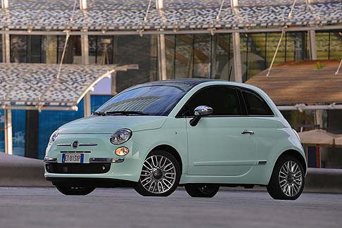 Fiat - La nuova 500 Cult è disponibile con il turbodiesel 1.3 Multijet II da 95 CV e i propulsori benzina 1.2 da 69 CV, 0.9 TwinAir Turbo da 85 CV (entrambi abbinabili al cambio robotizzato Dualogic) e il nuovo 0.9 TwinAir Turbo da 105 CV. width=