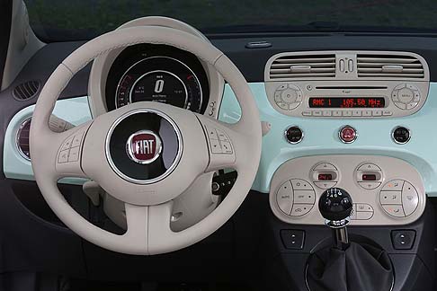 Fiat - Anche nel campo della sicurezza la nuova Fiat 500 Cult si dimostra autentica leader, con l’offerta di BS+EBD, airbag guidatore e passeggero con sistema Dual stage, airbag laterali, windows bag, airbag per ginocchia, attacchi Isofix, luci diurne (DRL). width=