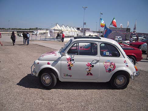 Fiat - Una curiosa Fiat 500 con le immagini di topolino per il mondo Disneyland presente al raduno Giannini all´Autodromo del Levante width=