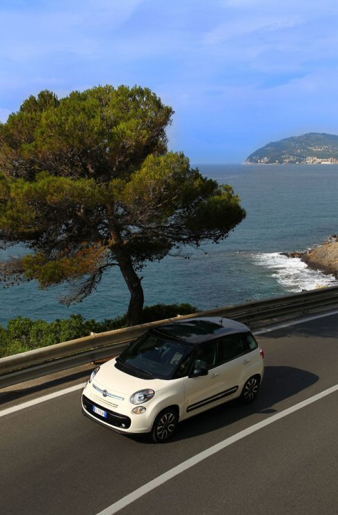 Fiat - La lunghezza di Fiat 500L è pari a 4 metri e 15 cm, ma il suo vantaggio è rappresentato dal fatto che con 7 cm più di una Fiat Punto, accoglie comodamente fino a 5 passeggeri e i loro bagagli. width=