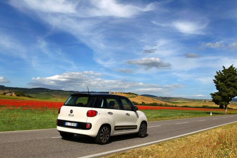 Fiat - Al lancio Fiat 500L propone tre propulsori efficienti: due motori benzina (0.9 TwinAir da 105 CV e 1,4 litri da 95 CV) e un turbodiesel (1.3 Multijet 2 da 85 CV).  width=