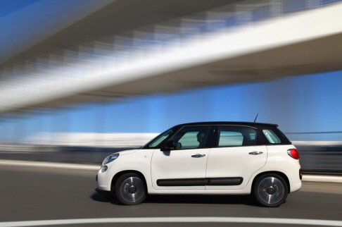 Fiat - A bordo la tecnologia è rappresentata dal touch screen da 5 pollici del sistema multimediale Uconnect, da cui è possibile gestire radio, telefono cellulare, mediaplayer, i-Pod o smartphone.  width=