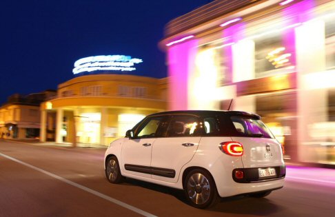 Fiat - La vettura propone un nuovo impianto premium, sviluppato in collaborazione con Beats Audio, e una macchina per caffè realizzata con Lavazza.  width=