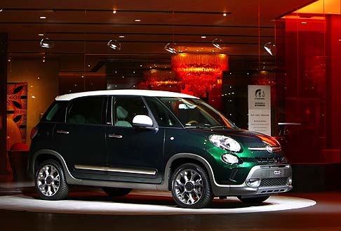 Fiat - Caratterizzazioni specifiche distinguono la Fiat 500L Trekking dal resto della gamma 500, distinguendosi per il look all-round, assetto rialzato e paraurti con scudo di protezione width=