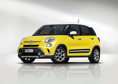 Fiat - A bordo, la versione Trekking del Fiat 500L propone per sedili e rivestimenti un nuovo tessuto tecnico con inserti ecopelle width=
