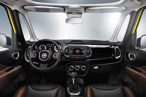 Fiat - I prezzi di listino del Fiat 500L Trekking sono compresi tra i 19.650 euro per la versione equipaggiata con il motore 1.4 da 95 CV a benzina e i 22.950 euro del top della gamma 1.6 Multijet da 105 CV width=