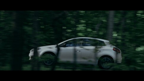 Fiat - Il bianco e il rosso, leitmotiv cromatico della pellicola, vengono ripresi sulla carrozzeria di Fiat Bravo mentre il cavallo bianco che si muove tra i boschi, intervallato dalle immagini della vettura, simboleggia la potenza dei motori. width=