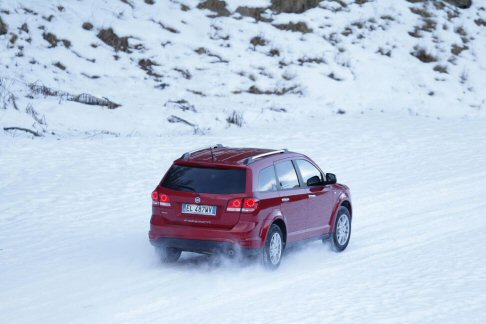 Fiat - La nuova versione AWD (All-Wheel Drive) esalta le qualità polifunzionali, unendo la versatilità e la presenza su strada tipici di un SUV, l'handling tipico di una wagon e l'abitabilità di una monovolume a 7 posti.  width=
