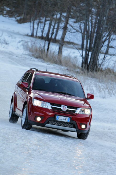 Fiat - E' possibile impiegare la trazione integrale su fondi a bassa aderenza, come fango, neve e ghiaccio, oppure per garantire maggiore trazione.  width=