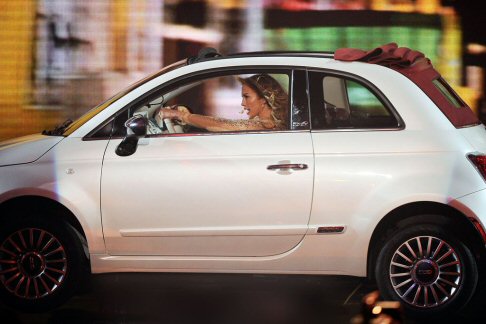 Fiat - La nuova Fiat 500 America celebra gli States dove è stata commercializzato nel 2011 e l'inizio della collaborazione con la cantante Jennifer Lopez. width=