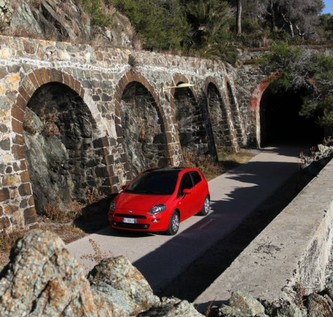 Fiat - A Ginevra il modello debutta la Panda con la nuova versione Twinair Turbo da 85 CV con cambio Dualogic e l'inedito sedile posteriore scorrevole. width=