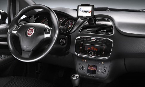 Fiat - Reduce dal recente lancio commerciale, la nuova Panda si conferma nella forma e nella sostanza come la vera city car di riferimento del mercato.  width=