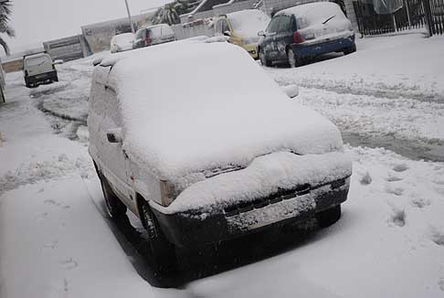 Neve in Puglia - Fiat Panda con neve. Strade innevate, cumuli sui marciapiedi, natura imbiancata, niente sembra essere più quello di prima width=