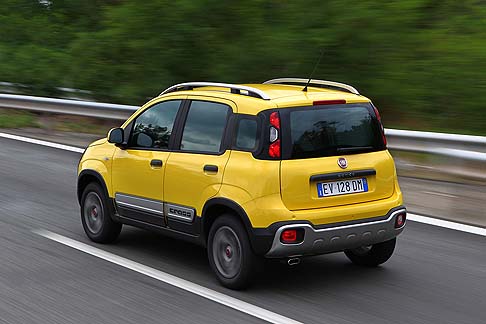 Fiat - Per affrontare le dure sfide del quotidiano, Panda Cross si avvale di un sistema di trasmissione di tipo Torque on demand width=
